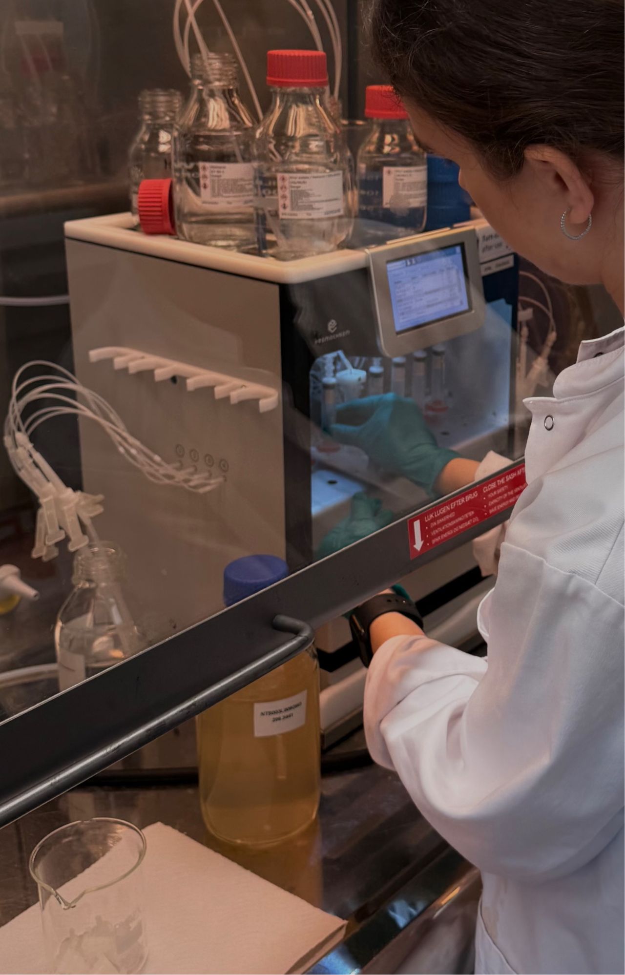 Tina Treimane operating analytical instrumentation at NTS Analytica
